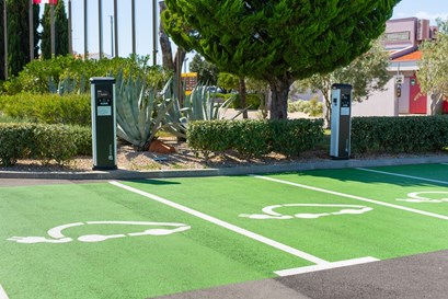 How to use the charging station for e-vehicles? 